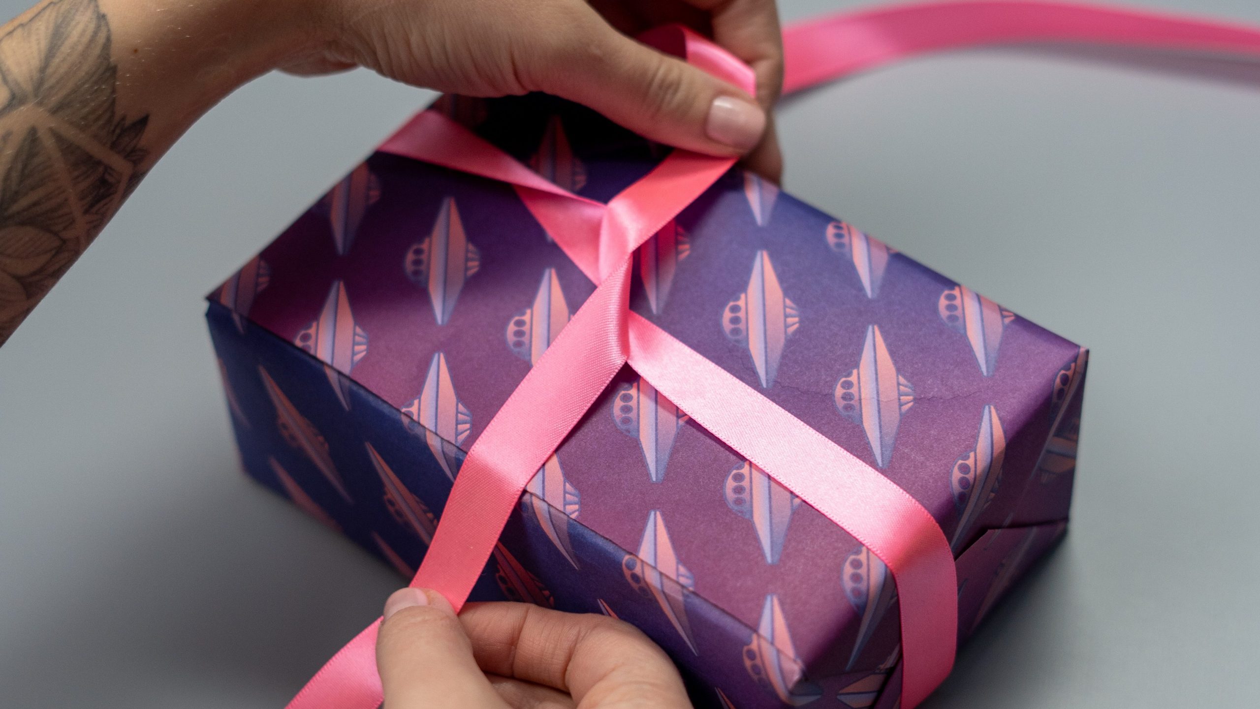 How to Wrap a gift box how to tie a bow on a present How to Tie a Bow on a Present